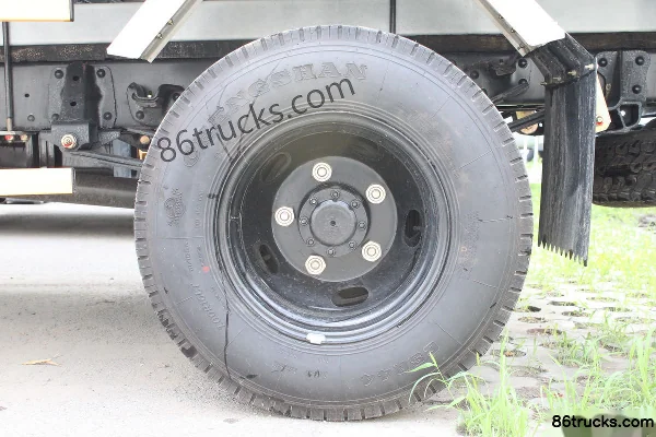 JMC Classic Shunda 116 ch 4X2(6 roues) camion léger plateau à ridelles cabine double 3,4 m Châssis (2) | 86Trucks