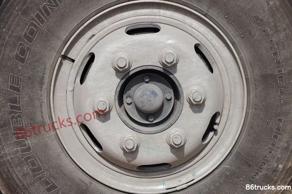 JAC Junling V7 156 hp 4X2(6 wheels) 5.2m semi-row van light truck Chassis (3) | 86Trucks