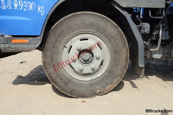 JAC Junling V7 156 hp 4X2(6 wheels) 5.2m semi-row van light truck Chassis (2) | 86Trucks