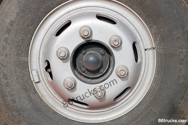 JAC Shuailing Q7 154 hp 4X2(6 wheels) 5.2m semi-sleeper van light truck Chassis (3) | 86Trucks