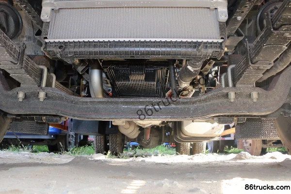 JAC Shuailing Q7 154 hp 4X2(6 wheels) 5.2m semi-sleeper van light truck Chassis (1) | 86Trucks