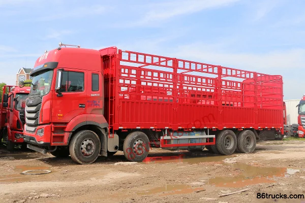 JAC Gallop K5W Heavy Truck Composite Edition 350 hp 8X4(12 wheels) 9.6m Flatbed Cargo Truck Exterior (3) | 86Trucks