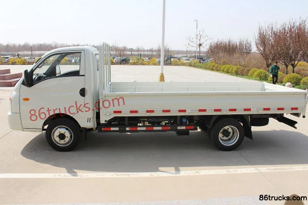 Kama Ruihang X3 102 hp 4X2(6 wheels) 3.18m single-row flatbed micro truck Exterior (3) | 86Trucks