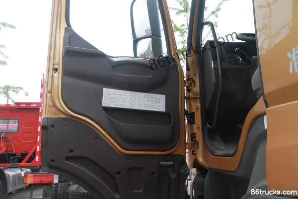 Dongfeng Liuqi Chenglong H7 Heavy Truck 430 hp 6X4(10 wheels) LNG Tractor Truck (440 Rear Axle) Cab (3) | 86Trucks