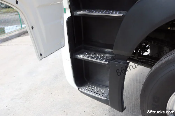 Sinotruk HOWO T7H heavy truck 460hp 6X4(10 wheels) tractor truck Cab (3) | 86Trucks