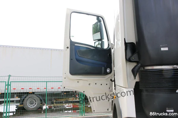 Sinotruk HOWO T7H heavy truck 460hp 6X4(10 wheels) tractor truck Cab (1) | 86Trucks