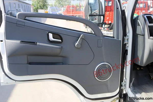Kama Jinyunka 82 hp 4X2(6 wheels) 3.48m single-row flatbed light truck Cab (1) | 86Trucks