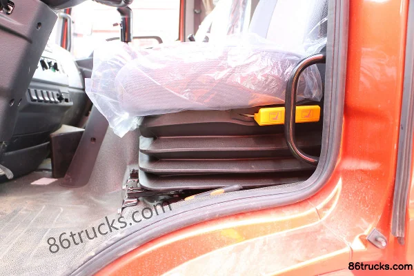 Dayun Fengchi 330 hp 6X2(8 wheels) 9.6m Wing Opening Box Cargo Truck (China VI) Cab (3) | 86Trucks