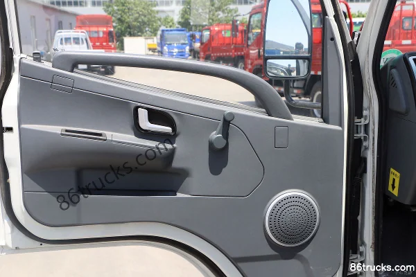 Kama K6 Fulai Card 110hp 4X2(6 wheels) 3.69m One-and-a-Half Row Flatbed Light Truck Cab (1) | 86Trucks