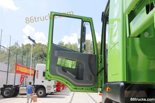 SAIC Hongyan New King Kong M500 Composite Edition 300hp 8X4(12 wheels) 5.6m Dump Truck Cab (3) | 86Trucks