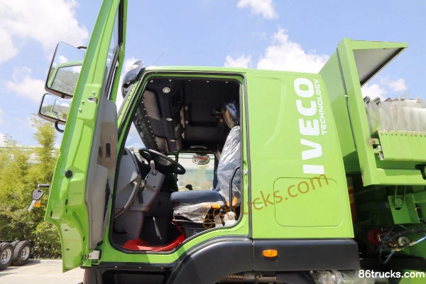 SAIC Hongyan New King Kong M500 Composite Edition 300hp 8X4(12 wheels) 5.6m Dump Truck Cab (2) | 86Trucks