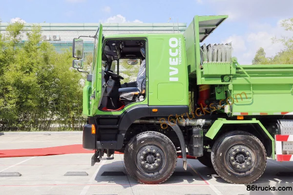 SAIC Hongyan New King Kong M500 Composite Edition 300hp 8X4(12 wheels) 5.6m Dump Truck Cab (1) | 86Trucks