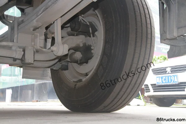 Dongfeng Liuqi Chenglong H7 Heavy Truck 430 hp 6X4(10 wheels) LNG Tractor Truck (440 Rear Axle) Chassis (3) | 86Trucks
