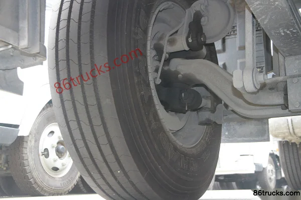 Dongfeng Liuqi Chenglong H7 Heavy Truck 430 hp 6X4(10 wheels) LNG Tractor Truck (440 Rear Axle) Chassis (2) | 86Trucks
