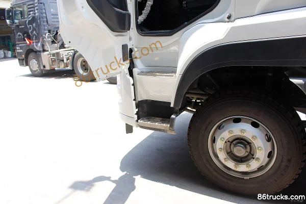 Sinotruk Steyr DM5G camion lourd 240 ch 6X2(8 roues) camion porteur à fourgon 8,6 m Cabine (3) | 86Trucks