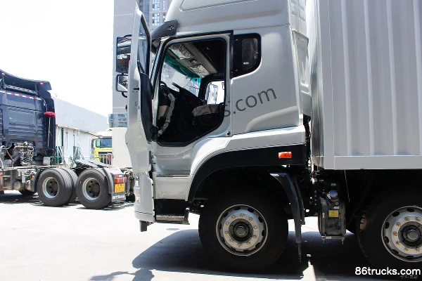 Sinotruk Steyr DM5G camion lourd 240 ch 6X2(8 roues) camion porteur à fourgon 8,6 m Cabine (2) | 86Trucks