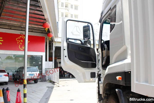 Sinotruk Steyr DM5G camion lourd 240 ch 6X2(8 roues) camion porteur à fourgon 8,6 m Cabine (1) | 86Trucks