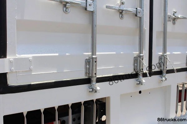 Sinotruk Steyr DM5G camion lourd 240 ch 6X2(8 roues) camion porteur à fourgon 8,6 m Carrosserie (2) | 86Trucks