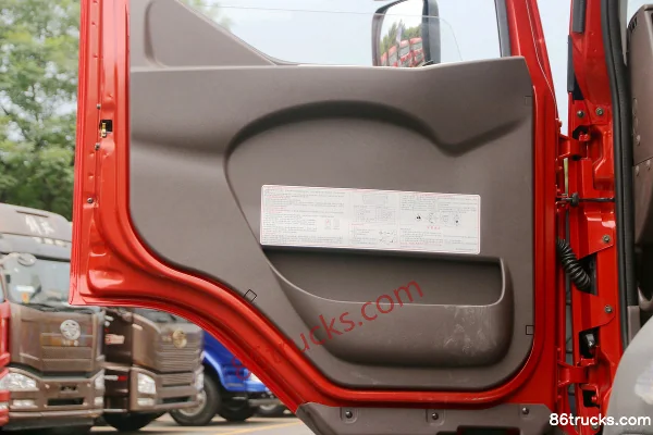 Dongfeng Liuqi Chenglong H5 Heavy Truck 330 hp 4X2(6 wheels) Tractor Truck (160 rear axle) Cab (3) | 86Trucks