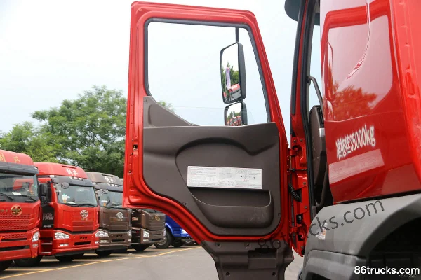 Dongfeng Liuqi Chenglong H5 Heavy Truck 330 hp 4X2(6 wheels) Tractor Truck (160 rear axle) Cab (2) | 86Trucks