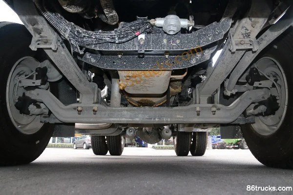 Dongfeng Liuqi Chenglong H5 Heavy Truck 330 hp 4X2(6 wheels) Tractor Truck (160 rear axle) Chassis (2) | 86Trucks