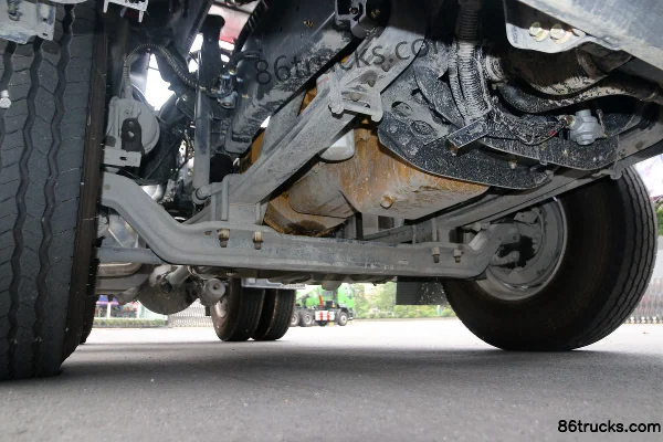 Dongfeng Liuqi Chenglong H5 Heavy Truck 330 hp 4X2(6 wheels) Tractor Truck (160 rear axle) Chassis (1) | 86Trucks