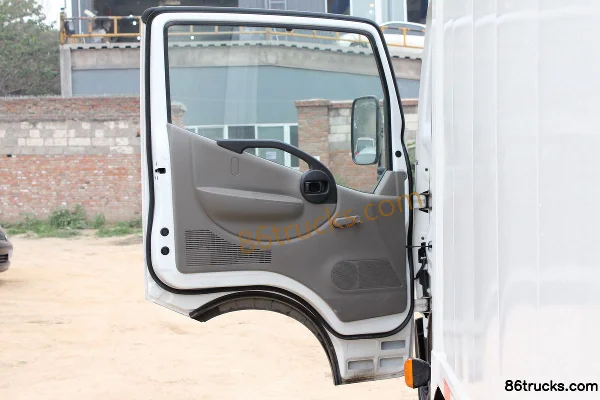 Zhengzhou Nissan Cabstar 130ch 4X2(6 roues) 3.6m Camion fourgon simple cabine (2) | 86Trucks