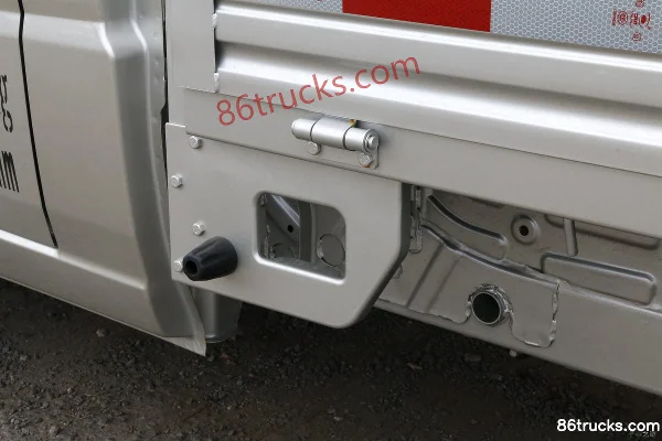 Foton Xiangling V1 1.5L 112 hp 4X2(6 wheels) Gasoline 3.05m single-row flatbed micro truck Body (2) | 86Trucks