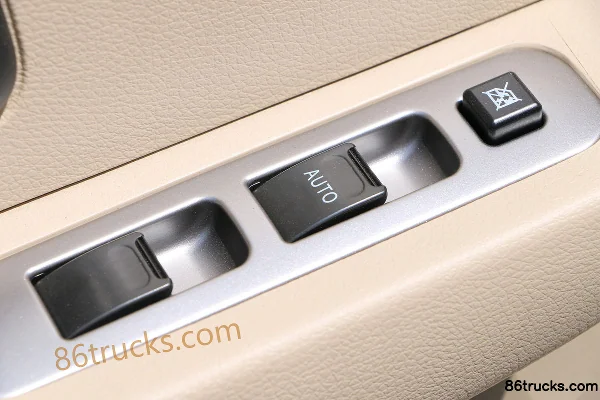 Changan Kuayue Wang X3 Comfort Edition 1.5L 112hp 4X2(6 wheels) 3.2m Single Row Stake Light Truck Cab (3) | 86Trucks