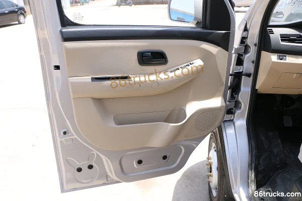 Changan Kuayue Wang X3 Comfort Edition 1.5L 112 hp 4X2(6 wheels) 3.2 m single-row van mini truck Cab (1) | 86Trucks