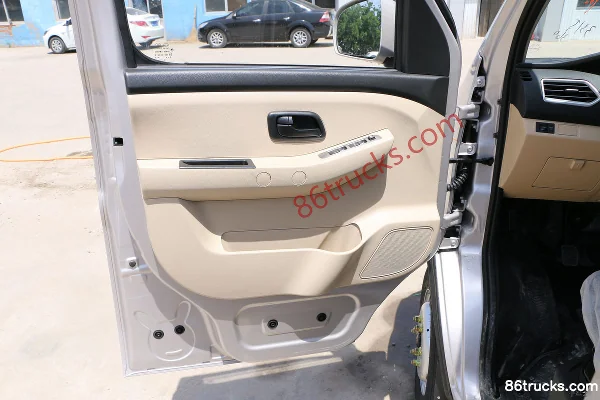 Changan Kuayue Wang X3 confort 1,5 L 112 ch 4X2(6 roues) 2,55 m double rangée plateau petit camion Cabine (1) | 86Trucks