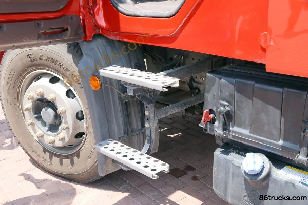 Dongfeng Liuqi Chenglong T5 Heavy Truck 430 hp 6X4(10 wheels) Long-Nose Tractor Truck (Lightweight 440 Rear Axle) Cab (2) | 86Trucks