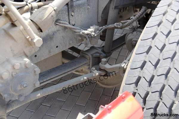 Dongfeng Liuqi Chenglong T5 Heavy Truck 430 hp 6X4(10 wheels) Long-Nose Tractor Truck (Lightweight 440 Rear Axle) Chassis (1) | 86Trucks