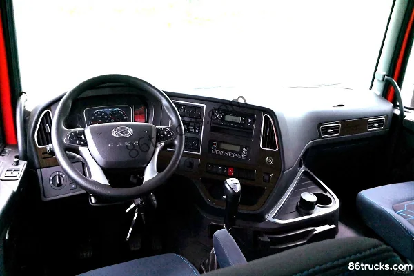 Hualing Hanma H9 heavy truck 375 hp 8X4(12 wheels) 8.2m dump truck (HN3310H37D6M5) Cab (3) | 86Trucks