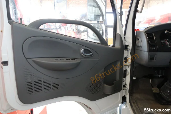 Dongfeng Captain K6-S 2018 130hp 4X2(6 wheels) 4.17m single-row stake truck Cab (1) | 86Trucks