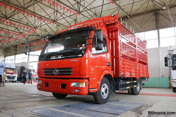 Dongfeng Duolika D6-L Fuel-Efficient Edition 115hp 4X2(6 wheels) 4.17m Single Row Stake Light Truck Exterior (3) | 86Trucks