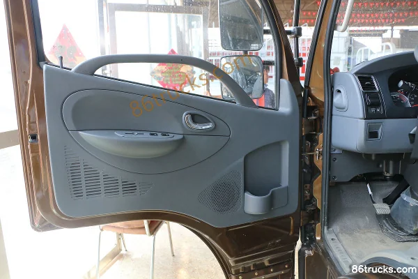 Dongfeng Captain K6-S 2018 130hp 4X2(6 wheels) 3.27m double-row stake truck Cab (1) | 86Trucks