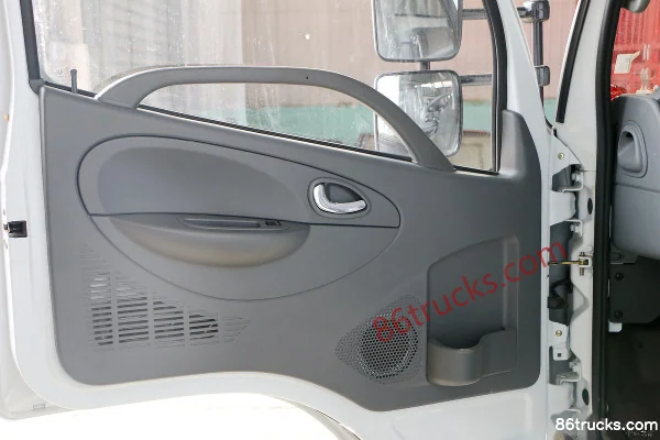 Dongfeng Duolika D6-M 115hp 4X2(6 wheels) 4.17m Single Row Van Light Truck Cab (1) | 86Trucks