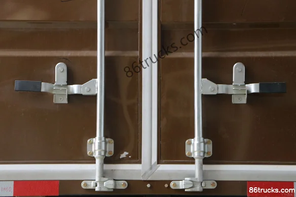 Dongfeng Captain K6-S 2018 130hp 4X2(6 wheels) 3.27m double-row stake truck Body (3) | 86Trucks
