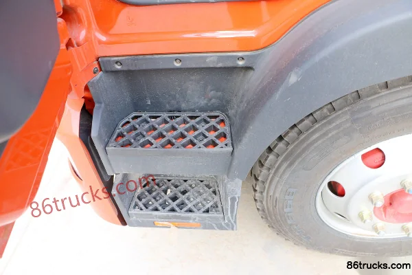 Dongfeng Duolika D9 170hp 4X2(6 wheels) 6.8m Grain Van Cargo Truck Cab (2) | 86Trucks