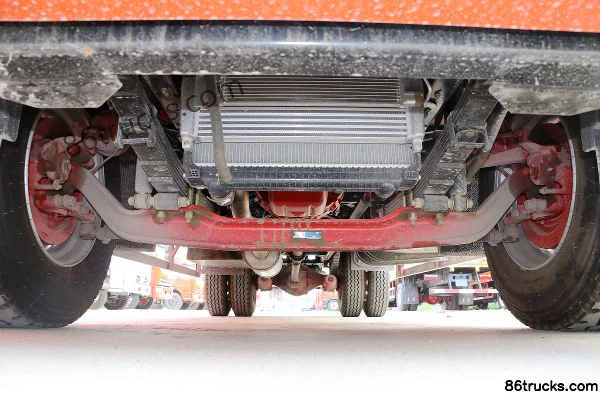 Dongfeng Duolika D9 170hp 4X2(6 wheels) 6.8m Grain Van Cargo Truck Chassis (2) | 86Trucks