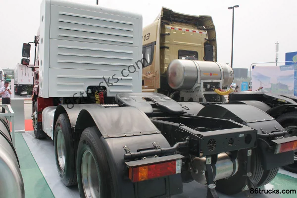 SHACMAN Delong New M3000 430 hp 6X4(10 wheels) CNG Dangerous Goods Tractor Truck (China VI) Exterior (2) | 86Trucks