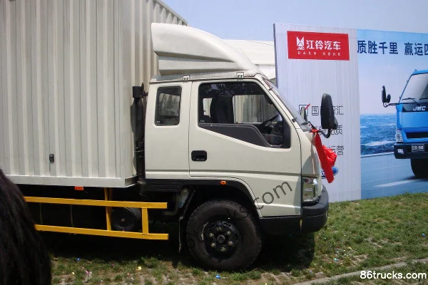 JMC Kaiwei camion moyen 156 ch 4X2(6 roues) camion porteur fourgon 6,1 m cabine avec couchette Extérieur (3) | 86Trucks