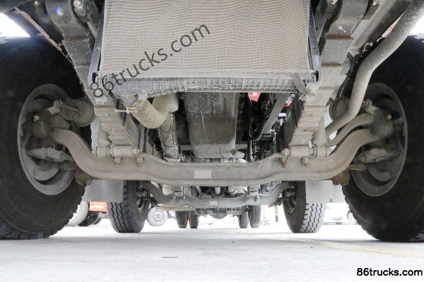 Sanhuan Shitong Haolong Luxury Edition 280hp 8X2(10 wheels) 9.6m Van Cargo Truck Chassis (1) | 86Trucks