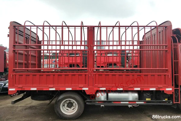 Sinotruk Ruishi 150 hp 4X2(6 wheels) 4.16m Single Row Stake Truck Exterior (2) | 86Trucks