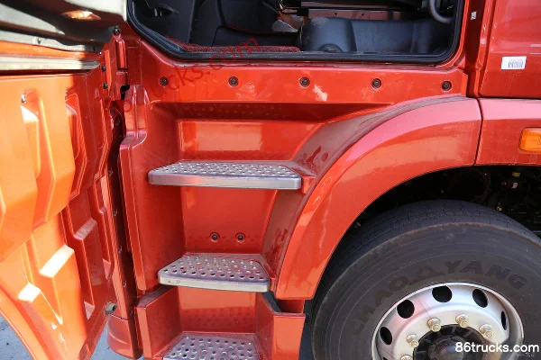 FAW Jiefang Qingdao JH6 Heavy Truck Pilot Edition 2.0 375hp 8X4(12 wheels) 9.5m Stake Truck (Rear Axle 435) Cab (2) | 86Trucks