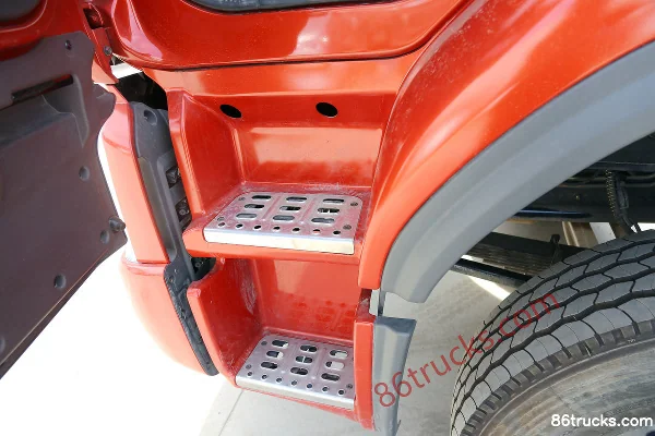 DongfengLiuqi Chenglong H5 camion lourd 350 ch 8X4(12 roues) 9,5 m camion porteur pour bétail Cabine (2) | 86Trucks