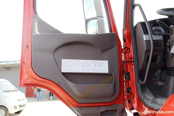 DongfengLiuqi Chenglong H5 camion lourd 350 ch 8X4(12 roues) 9,5 m camion porteur pour bétail Cabine (1) | 86Trucks