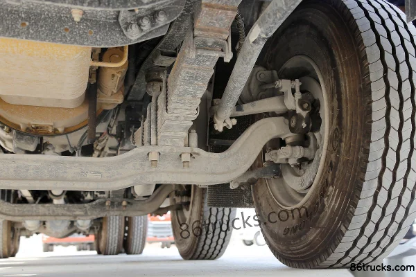DongfengLiuqi Chenglong H5 camion lourd 350 ch 8X4(12 roues) 9,5 m camion porteur pour bétail Châssis (3) | 86Trucks