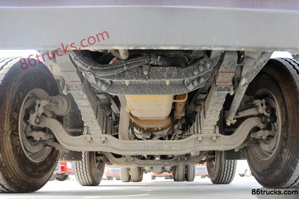 DongfengLiuqi Chenglong H5 camion lourd 350 ch 8X4(12 roues) 9,5 m camion porteur pour bétail Châssis (1) | 86Trucks